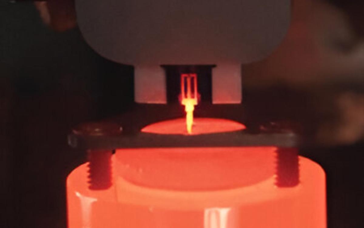 In-situ SEM nanoindentation test being performed at 800°C, highlighting material testing under extreme conditions. 在800°C条件下进行原位SEM NanoIndentation测试,重点展示极端条件下的材料测试。