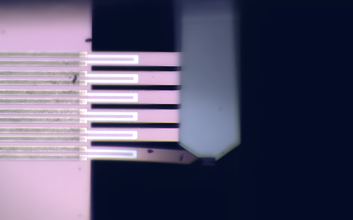 带悬臂梁的 MEMS 芯片特写，突出显示用于力测量的集成压阻传感器。