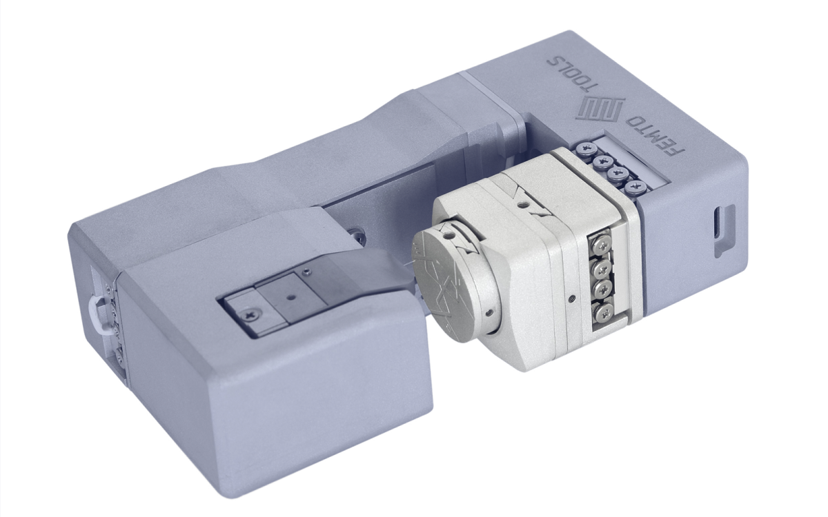 用于样品对准的旋转台，配备压头，适用于高效的多样品测试。